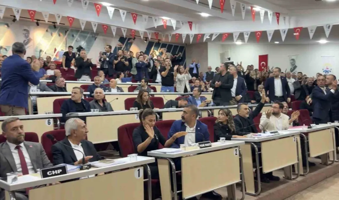 İzmir’in Çiğli ilçesinde, Belediye Başkanı Onur Emrah Yıldız’ın parti değiştirmesinin