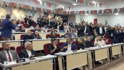 İzmir’in Çiğli ilçesinde, Belediye Başkanı Onur Emrah Yıldız’ın parti değiştirmesinin