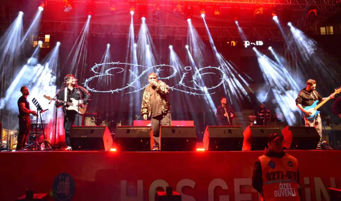 Çorum’da 29 Ekim Cumhuriyet Bayramı kutlamaları kapsamında düzenlenen konserde Eypio,