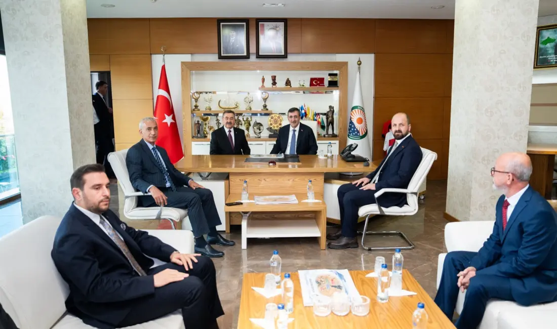 Cumhurbaşkanı Yardımcısı Cevdet Yılmaz, Gölbaşı Belediye Başkanı Yakup Odabaşı’nı makamında