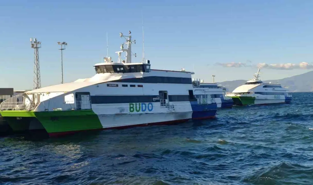 Marmara Denizi’nde etkili olan olumsuz hava şartları deniz ulaşımını etkiledi.