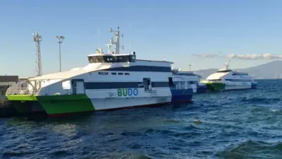 Marmara Denizi’nde etkili olan olumsuz hava şartları deniz ulaşımını etkiledi.