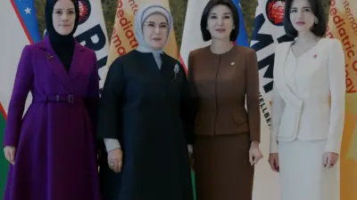 Emine Erdoğan, Semerkant'ta çocukların refahına yönelik reformların anlatıldığı sergiyi gezerek