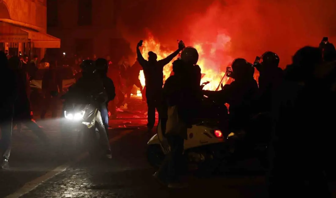 Fransa genelinde dün Sarı Yeleklilerin öncülük ettiği protestolarda yaşanan şiddet