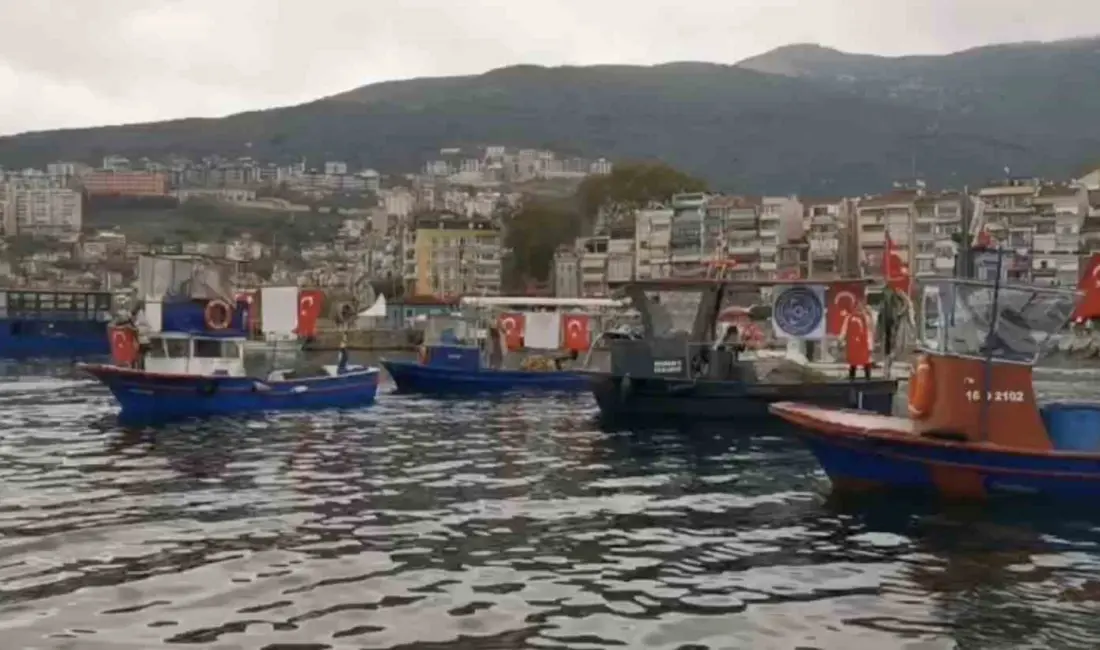 Bursa’nın Gemlik ilçesinde balıkçılar, 29 Ekim Cumhuriyet Bayramı’nı tekne ve
