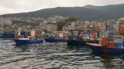 Bursa’nın Gemlik ilçesinde balıkçılar, 29 Ekim Cumhuriyet Bayramı’nı tekne ve