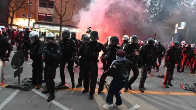Almanya’da 34 şehirde düzenlenen gençlik protestoları kapsamında Hamburg’da zorunlu askerlik,