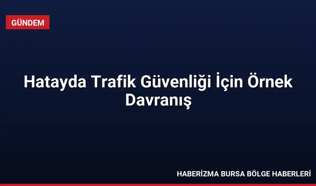 Hatay'da bir polis memuru, kaza sonrası yola dökülen motor yağını