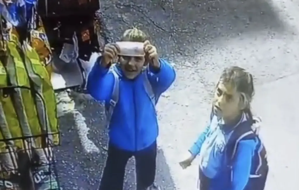 Bursa’da mahalle bakkalının kapısının kilitli olduğunu gören iki öğrenci kardeş,