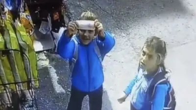 Bursa’da mahalle bakkalının kapısının kilitli olduğunu gören iki öğrenci kardeş,