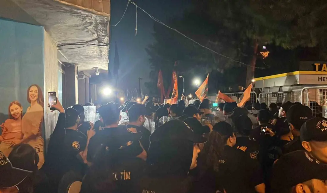 İzmir’de Büyükşehir Belediye Başkanı Cemil Tugay’ı protesto etmek amacıyla yürüyüş