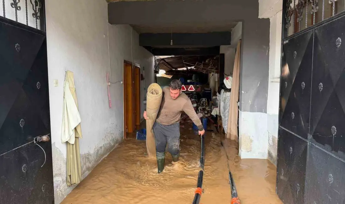 Bursa’nın İznik ilçesinde şiddetli yağışın ardından taşan Kara Dere, Çakırca