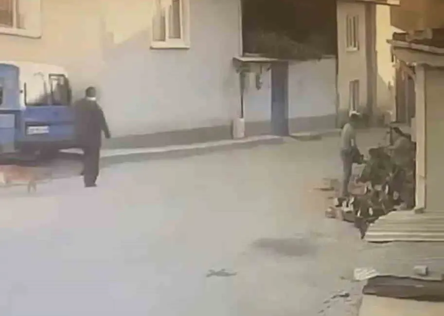 Bursa’nın Orhangazi ilçesinde yaşlı bir adam, yolda yürürken kendisini motorlu