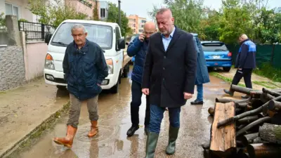 Karacabey’de etkili olan aşırı yağışların ardından belediye ekipleri ve ilgili