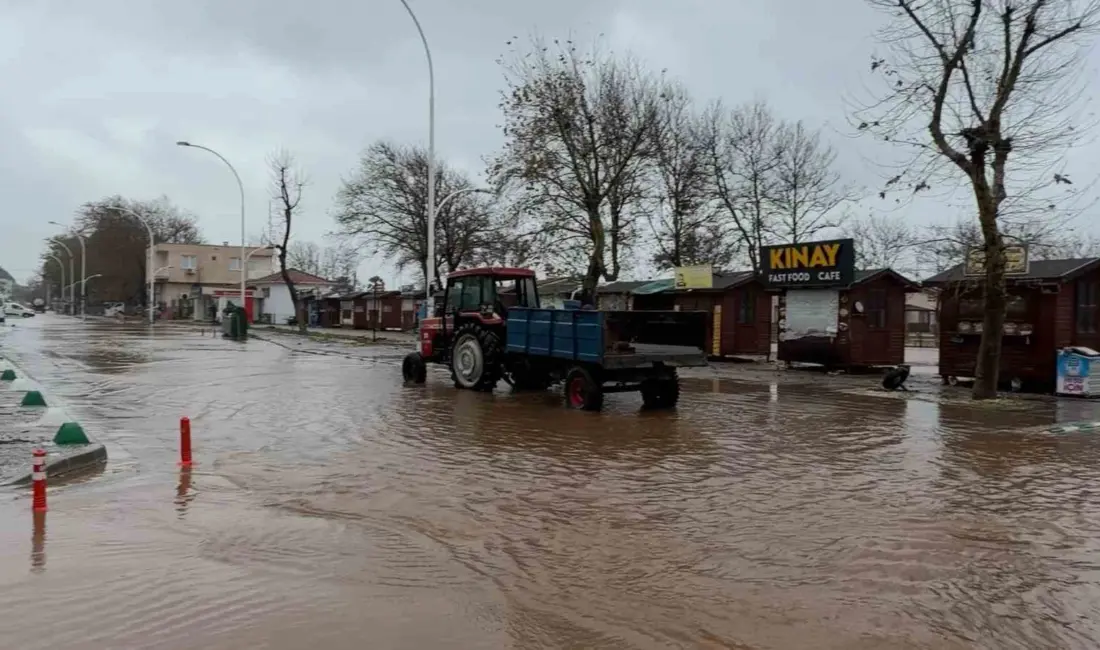 Bursa’nın Karacabey ilçesinde etkili olan sağanak yağış hayatı olumsuz etkiledi.