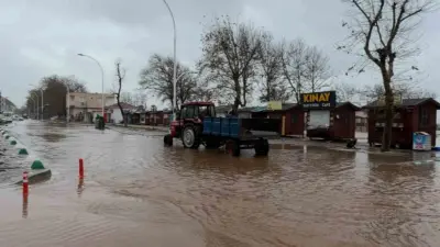 Bursa’nın Karacabey ilçesinde etkili olan sağanak yağış hayatı olumsuz etkiledi.