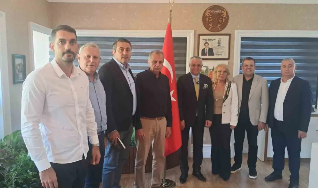 Kemer Belediye Başkanı Necati Topaloğlu, 8 belediye meclis üyesiyle birlikte