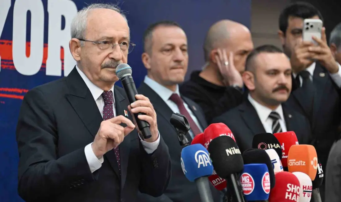 CHP Genel Başkanı Kemal Kılıçdaroğlu, Mersin Büyükşehir Belediyesi önünde toplanan