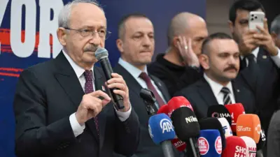 CHP Genel Başkanı Kemal Kılıçdaroğlu, Mersin Büyükşehir Belediyesi önünde toplanan