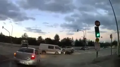 Bursa’da hastane çıkışında meydana gelen kazada, kırmızı ışıkta geçen kamyonet,