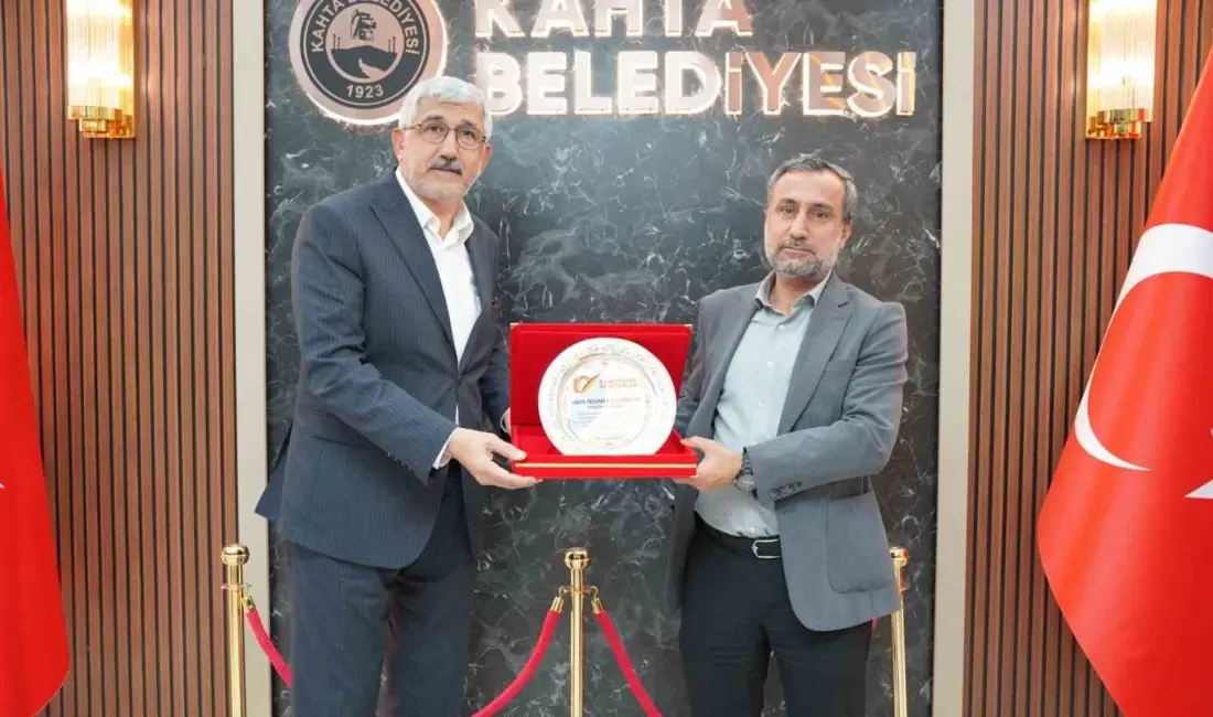 Kahta Gazeteciler ve Yazarlar Cemiyeti Başkanı Mustafa İşeri ve yönetimi,