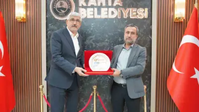 Kahta Gazeteciler ve Yazarlar Cemiyeti Başkanı Mustafa İşeri ve yönetimi,
