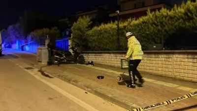 Bursa’da direksiyon hakimiyetini kaybeden motosiklet sürücüsü, kaldırıma çarparak sendeledi. Yaklaşık