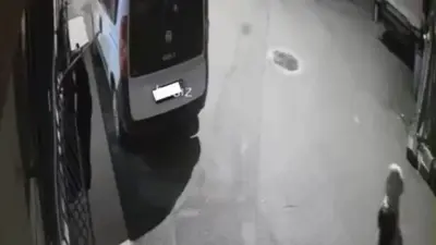 Bursa’da bir kadın, evin penceresinde kurutmak üzere asılı olan kıyafetleri