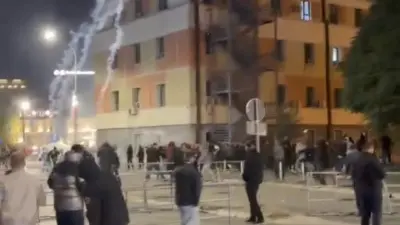 Kosova meclisi önünde Kosova Kurtuluş Ordusu (UÇK) liderleri hakkında Lahey’de
