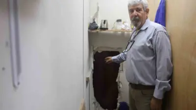 Hatay’da kuyumcuyu soymak için terzi dükkanının duvarını spiralle keserek çelik