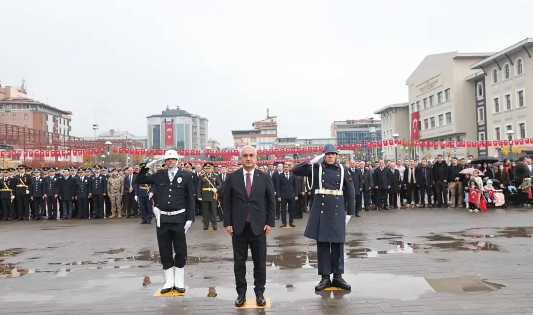 Muş’ta Cumhuriyet’in ilanının 103. yıl dönümü dolayısıyla Atatürk Anıtı’na çelenk
