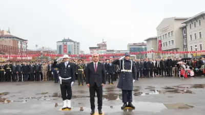 Muş’ta Cumhuriyet’in ilanının 103. yıl dönümü dolayısıyla Atatürk Anıtı’na çelenk