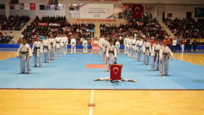 Muş’ta Cumhuriyet’in ilanının 103. yıl dönümü düzenlenen törenlerle kutlandı. Muş’ta