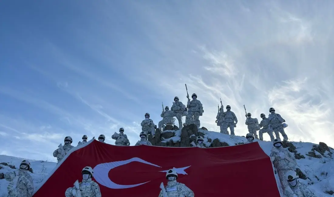 NATO, Türk komandoların fotoğrafını paylaşarak, 29 Ekim Cumhuriyet Bayramı’nı kutladı.