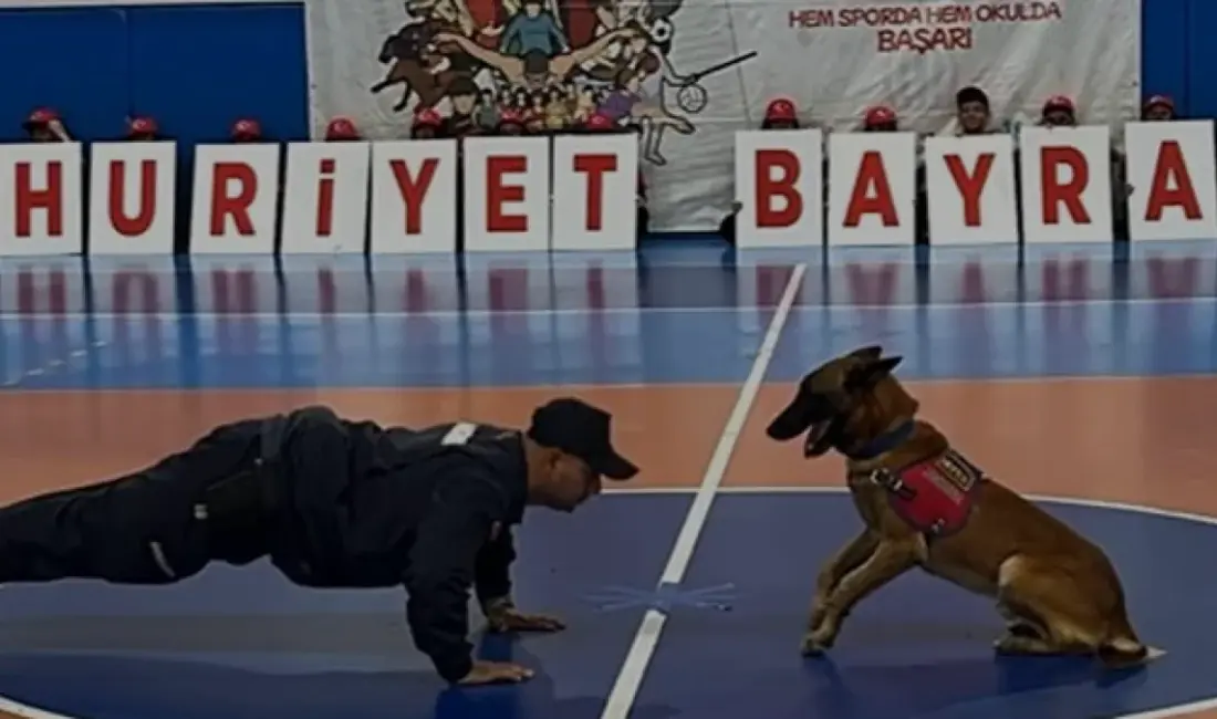 Nevşehir'de 29 Ekim Cumhuriyet Bayramı kutlamalarında JAKEM köpeği Nefes'in sergilediği