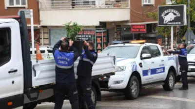 Nilüfer Belediyesi ekipleri, yaya, bisiklet ve engelli yollarını kapatan tabela,