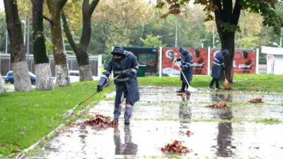 Osmangazi Belediyesi, sonbaharın gelişiyle birlikte ağaçlardan dökülen yaprakları titizlikle yürüttüğü