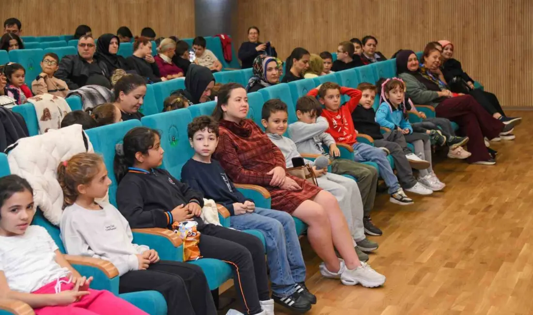 Osmangazi Belediyesi’nin ev sahipliğinde ücretsiz olarak sahnelenen “Barış Adası” adlı