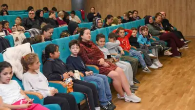 Osmangazi Belediyesi’nin ev sahipliğinde ücretsiz olarak sahnelenen “Barış Adası” adlı
