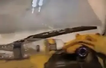 Bursa’da patenli bir gencin özel halk otobüsünün arkasına tutunarak tehlikeli