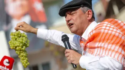 Yeni Parti Genel Başkanı Özgür Özel, Manisa’nın Sarıgöl ilçesinde üzüm