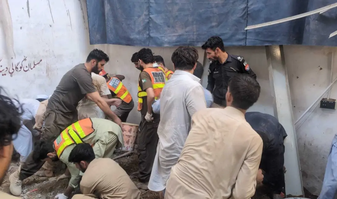 Pakistan’da bir okulun çatısının çökmesi 28’i çocuk, 1’i öğretmen olmak