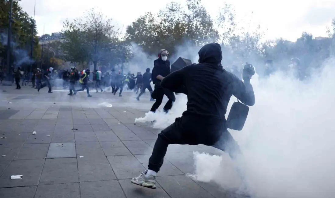 Fransa’nın başkenti Paris’te öğrencilerin yanı sıra sendikalar ile Sarı Yelekliler’in