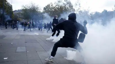 Fransa’nın başkenti Paris’te öğrencilerin yanı sıra sendikalar ile Sarı Yelekliler’in