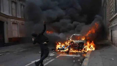 Fransa’nın başkenti Paris’te Sarı Yelekliler hareketini yeniden canlandırma çağrısıyla hayat