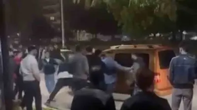 Bursa’da parkta gençler arasında çıkan kavga, amatör kameraya yansıdı. Olay,