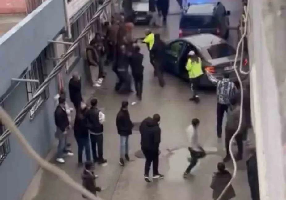 Bursa’da sivil trafik ekiplerinin dur ihtarına uymayan otomobil kaçmaya başladı.