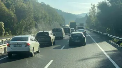 Bursa-Ankara karayolunun Mezitler mevkisinde rüzgar türbini kanatlarını taşıyan özel nakliye