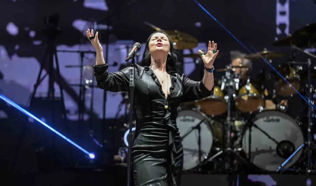 Türk rock müziğinin güçlü sesi Şebnem Ferah, yeniden başladığı konser