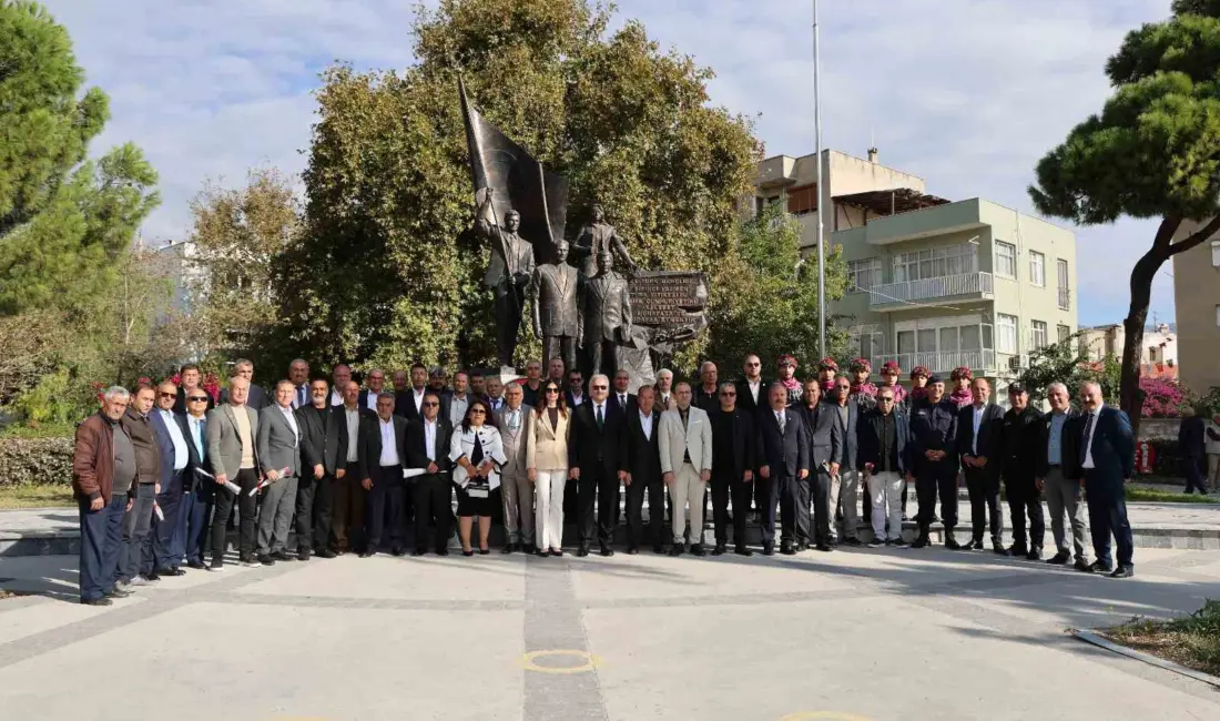 Aydın’ın Söke ilçesinde 19 Ekim Muhtarlar Günü dolayısıyla Cumhuriyet Meydanı’nda